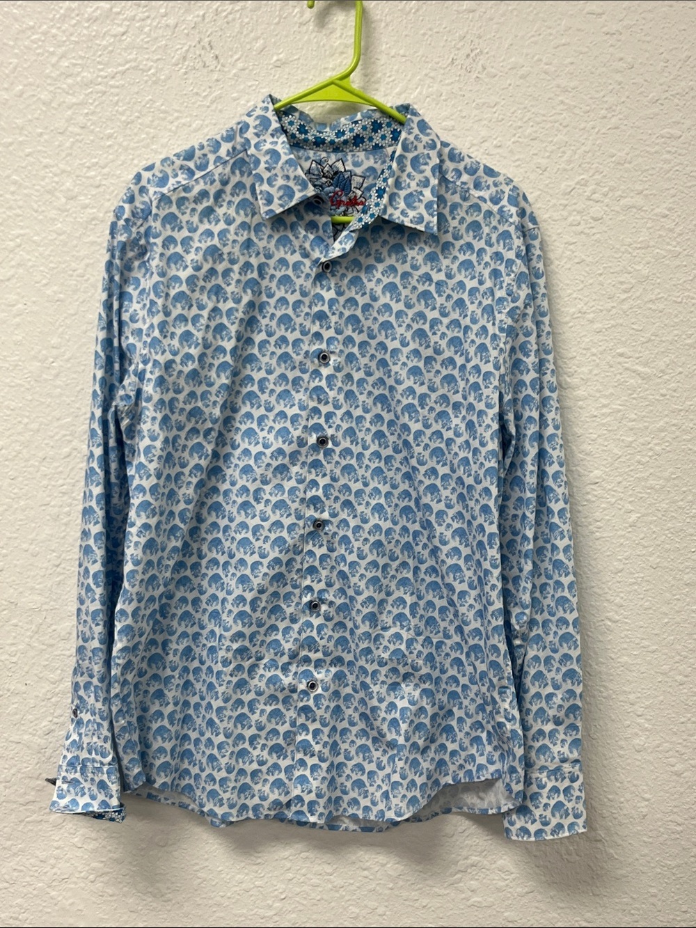 Robert Graham Blue and White Skull Patterned Button-Down Shirt
#1228